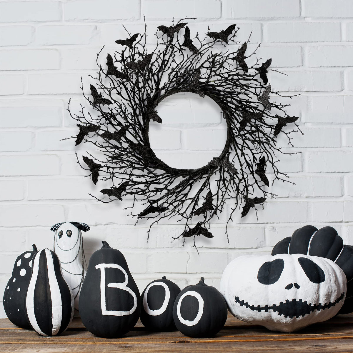 Sggvecsy 17.7"Artificial Black Twig Wreath with Glitter Bats - Handmade Sparkling Hanging Decorations for Front Door, Indoor/Outdoor Halloween Party